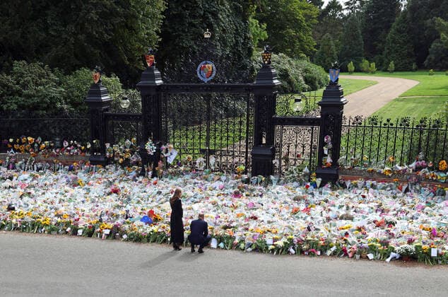 Entertainment Bilder des Tages Prince William The Prince of Wales, and Catherine The Princess of Wales, look at the floral tributes left at The Norwich Gates, Sandringham, Norfolk, UK, on September 15, 2022. The country is still officially mourning Queen Elizabeth II, who has been succeeded by King Charles III. Queen Elizabeth II died on September 8, 2022, whilst staying at Balmoral Castle in Scotland.