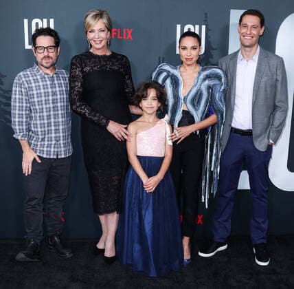 Entertainment Bilder des Tages Los Angeles Premiere Of Netflix s Lou J.J. Abrams, Allison Janney, Ridley Asha Bateman, Jurnee Smollett and Jon Cohen arrive at the Los Angeles Premiere Of Netflix s Lou held at the Netflix Tudum Theater on September 15, 2022 in Hollywood, Los Angeles, California, United States. Netflix Tudum Theater, Hollywood, Los Angeles, California California United States Copyright: xImagexPressxAgencyx originalFilename: collin-losangel220916_npKis.jpg