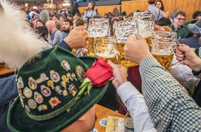 Bilder des Jahres 2022, News 09 September News Themen der Woche KW37 News Bilder des Tages Wiesnbesucher stossen in der Augustiner Festhalle mit ihrer Maß Bier an, Oktoberfest 2022, Eröffnungstag der Wiesn, 17. September 2022 Deutschland, München, 17.09.2022, Wiesnbesucher in bayerischer Tracht stossen in der Augustiner Festhalle mit ihrer Maß Bier an, Beginn des Oktoberfest 2022, Prosit, anstossen, zuprosten, Masskrüge, Eröffnungstag, mittags um 12:30 Uhr, Oktoberfest 2022, typisch bayerisch, Volksfest, Bayern, Lebensfreude, Bier, Brauerei, das Oktoberfest findet erstmals seit 2019 wieder statt,