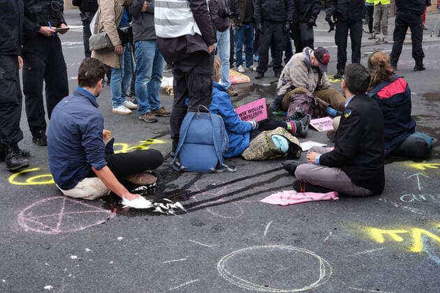 News Themen der Woche KW38 19.09.2022, Berlin, DEU Aktivisten von Extinction Rebellion protestierten u.a. mit festkleben auf der Strasse auf der Kreuzung Unter den Linden Friedrichstrasse gegen die weitere Förderung und Nutzung fossiler Brennstoffe.