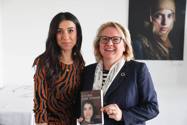 News Themen der Woche KW38 News Bilder des Tages Bundesentwicklungsministerin Svenja Schulze trifft Friedensnobelpreisträgerin Nadia Murad. Seit 2016 ist Nadia Murad Sonderbotschafterin der Vereinten Nationen für die Würde der Überlebenden von Menschenhandel. Gleichzeitig setzt sie sich aktiv für ihre Heimatregion Sinjar im Irak ein. Bundesministerium für wirtschaftliche Zusammenarbeit und Entwicklung (BMZ) am 19.09.22 in Berlin BM Svenja Schulze trifft Friedensnobelpreisträgerin Nadia Murad in Berlin