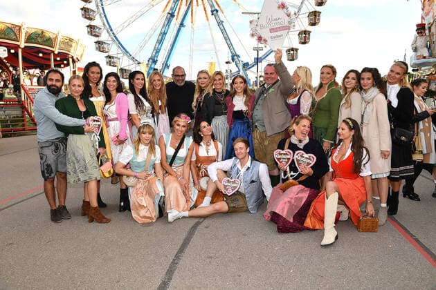 Entertainment Themen der Woche KW38 Entertainment Bilder des Tages Cathy Hummels und ihre Gäste (Sophia Thiel, Dagmar, Wöhrl, Sila Sahin, Sylvia Walker, Andrea Kaiser, Simone Ballack, Timur Bartels, Magdalena Brzeska, Paola Maria u.a.) bei ihrem Wiesn Bummel am 19.09.2022 auf dem Oktoberfest in München Cathy Hummels Wiesn Bummel auf dem Oktoberfest 2022 in München