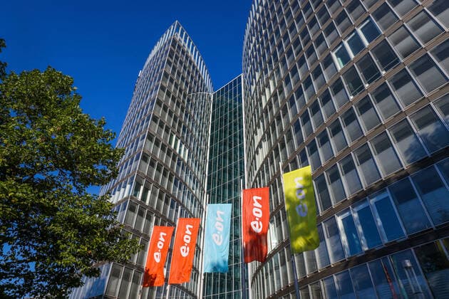 Essen, Nordrhein-Westfalen, Deutschland - E.ON Hauptverwaltung. e.on Firmenlogos auf Fahnen vor der Hauptverwaltung. Essen Nordrhein-Westfalen Deutschland