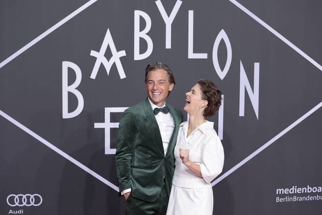 Entertainment Themen der Woche KW38 Entertainment Bilder des Tages Volker Bruch, Liv Lisa Fries, Deutschland, Berlin, Weltpremiere der neuen Staffel der national wie international gefeierten TV-Serie BABYLON BERLIN, am 20. September 2022 im Delphi-Filmpalast.
