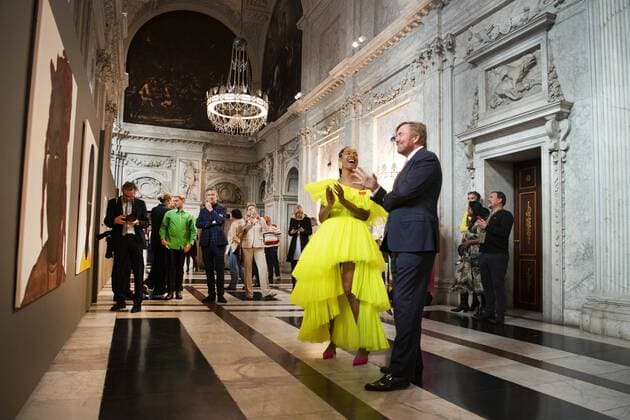 Entertainment Themen der Woche KW38 Entertainment Bilder des Tages 2022-09-21 10:50:37 AMSTERDAM - King Willem-Alexander with Iriee Zambie, one of the three winners, in the Royal Palace for the presentation of the Royal Prize for Free Painting 2022. The King will present the prize to three young artists. ANP OLAF KRAAK netherlands out - belgium out