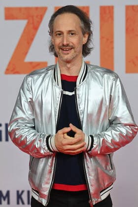 Michael OSTROWSKI (Schauspieler), Einzelbild,angeschnittenes Einzelmotiv,Halbfigur,halbe Figur. Filmpremiere TAUSEND ZEILEN am 21.09.2022 im ARRI Kino in Muenchen.