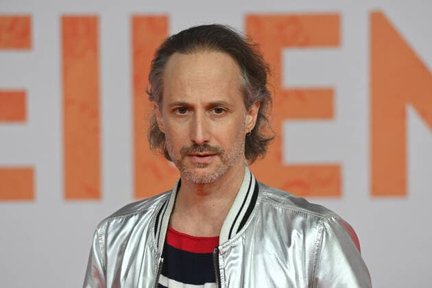 Michael OSTROWSKI (Schauspieler), Einzelbild,angeschnittenes Einzelmotiv,Portraet,Portrait,Porträt. Filmpremiere TAUSEND ZEILEN am 21.09.2022 im ARRI Kino in Muenchen.