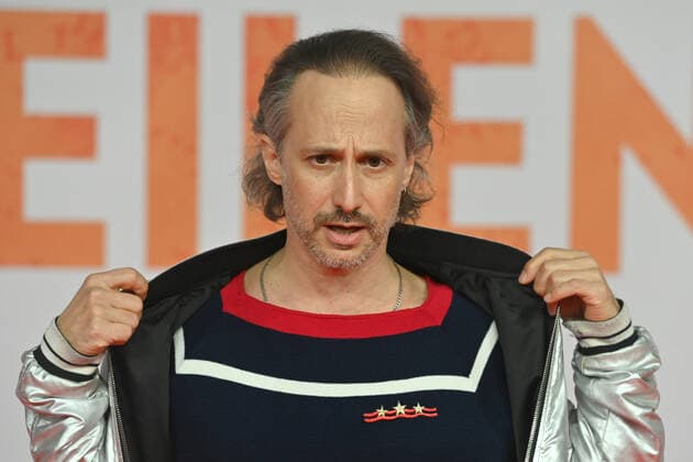 Michael OSTROWSKI (Schauspieler), Einzelbild,angeschnittenes Einzelmotiv,Portraet,Portrait,Porträt. Filmpremiere TAUSEND ZEILEN am 21.09.2022 im ARRI Kino in Muenchen.