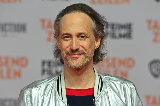 Michael OSTROWSKI (Schauspieler), Einzelbild,angeschnittenes Einzelmotiv,Portraet,Portrait,Porträt. Filmpremiere TAUSEND ZEILEN am 21.09.2022 im ARRI Kino in Muenchen.