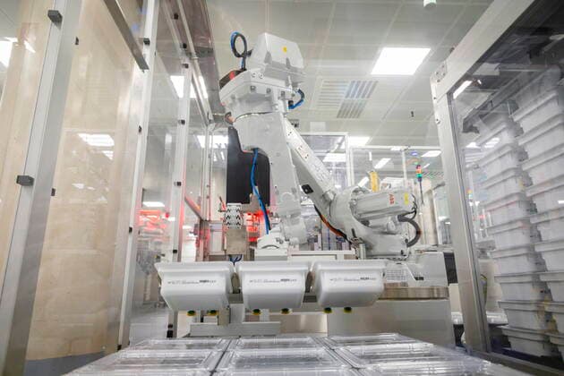 GSK GlaxoSmithKline Biologicals GlaxoSmithKline Biologicals stellt Impfstoffe für den Weltmarkt her: Der saisonale Grippe-Impfstoff wird in rund 70 Ländern vertrieben. Neben der Produktion saisonaler und pandemischer Grippe-Impfstoffe komplettiert die Formulierung und Abfüllung von Hepatitis-Impfstoffen das Portfolio des Dresdner Werkes. Der Produktionsprozess unterliegt den Richtlinien der Â»Guten HerstellungspraxisÂ« (GMP) sowie gesetzlichen Vorgaben, deren Einhaltung fortlaufend kontrolliert und dokumentiert wird. Nur die Impfstoffchargen, die sämtliche Qualitätsmerkmale über den kompletten Produktionsprozess erfüllen, werden am Ende durch die firmeninterne, behördlich anerkannte Â»Qualified PersonÂ« sowie durch das Paul-Ehrlich