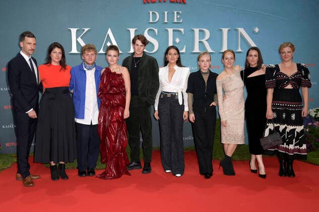 Entertainment Themen der Woche KW38 Florian Cossen, Katrin Gebbe, Johannes Nussbaum, Devrim Lingnau, Philip Froissant, Almila Bagriacik, Elisa Schlott, Katharina Eyssen, Melika Foroutan und Jördis Triebel beim Influencer Event zur Netflix-Serie Die Kaiserin in der Großen Orangerie vom Schloss Charlottenburg. Berlin, 23.09.2022