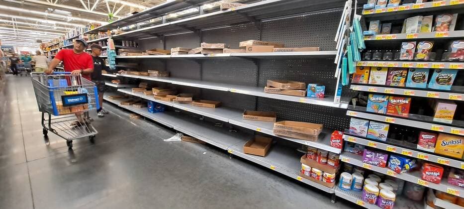 September 24, 2022, St. Petersburg, Florida, USA: Shoppers find low supplies of Gatorade, while looking for other supplies to purchase to prepare for the hurricane at a Walmart on Saturday, Sept. 24, 2022, in St. Petersburg. St. Petersburg USA - ZUMAs70_ 20220924_zan_s70_002 Copyright: xJeffereexWoox