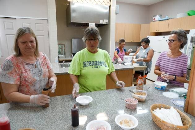 September 24, 2022, St. Petersburg, Florida, USA: Residents mingle during an ice cream social event at Paradise Shores on Saturday, Sept. 24, 2022, in St. Petersburg. St. Petersburg USA - ZUMAs70_ 20220924_zan_s70_003 Copyright: xJeffereexWoox