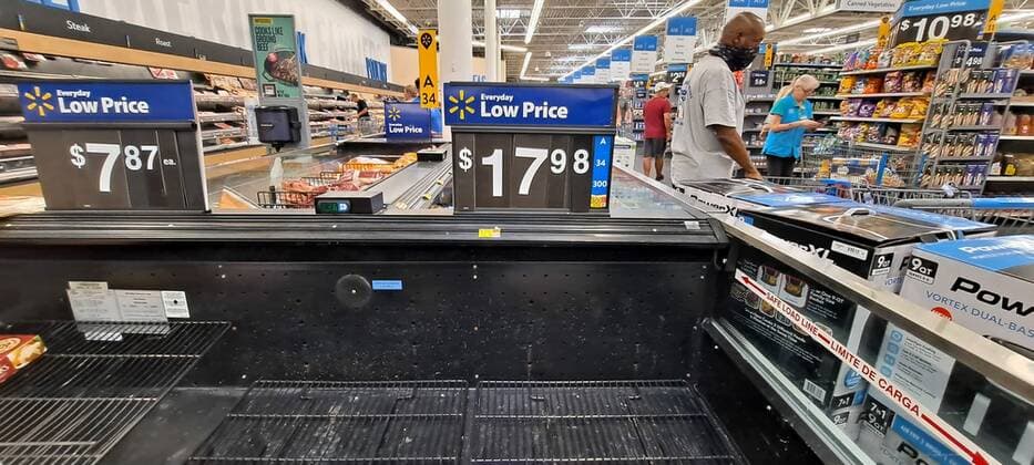 September 24, 2022, St. Petersburg, Florida, USA: Shoppers find low supplies of meat to choose from, but still stock up on supplies to prepare for the hurricane at a Walmart on Saturday, Sept. 24, 2022, in St. Petersburg. St. Petersburg USA - ZUMAs70_ 20220924_zan_s70_006 Copyright: xJeffereexWoox