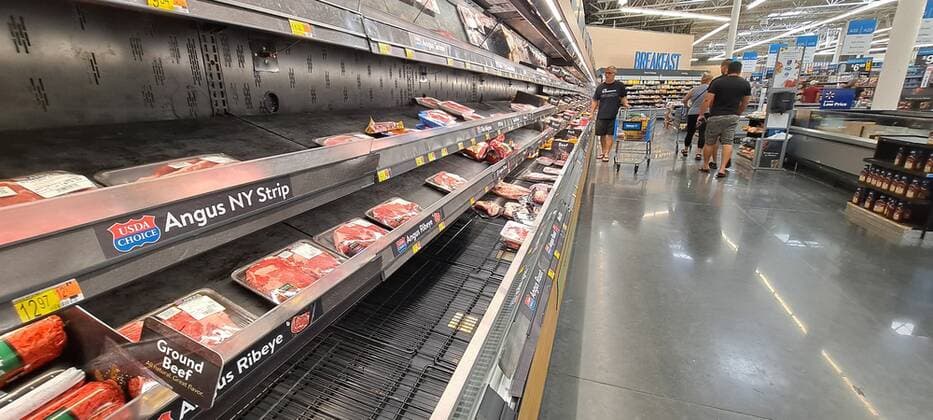 September 24, 2022, St. Petersburg, Florida, USA: Shoppers find low supplies of meat to choose from, but still stock up on supplies to prepare for the hurricane at a Walmart on Saturday, Sept. 24, 2022, in St. Petersburg. St. Petersburg USA - ZUMAs70_ 20220924_zan_s70_007 Copyright: xJeffereexWoox