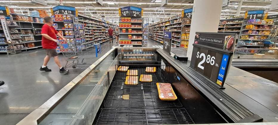 September 24, 2022, St. Petersburg, Florida, USA: Shoppers find low supplies of meat to choose from, but still stock up on supplies to prepare for the hurricane at a Walmart on Saturday, Sept. 24, 2022, in St. Petersburg. St. Petersburg USA - ZUMAs70_ 20220924_zan_s70_008 Copyright: xJeffereexWoox