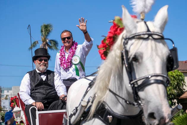 September 24, 2022, Los Angeles, California, USA: Grand marshal Los Angeles Mayoral Candidate Rick Caruso participates in the 49th LA Korean Festival Parade, Saturday, Sept. 24, 2022, in Los Angeles Los Angeles USA - ZUMAc68_ 20220924_zaf_c68_011 Copyright: xRingoxChiux