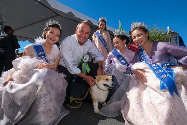 September 24, 2022, Los Angeles, California, USA: Grand marshal Los Angeles Mayoral Candidate Rick Caruso participates in the 49th LA Korean Festival Parade, Saturday, Sept. 24, 2022, in Los Angeles Los Angeles USA - ZUMAc68_ 20220924_zaf_c68_015 Copyright: xRingoxChiux
