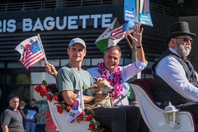 September 24, 2022, Los Angeles, California, USA: Grand marshal Los Angeles Mayoral Candidate Rick Caruso and his son Alex participate in the 49th LA Korean Festival Parade, Saturday, Sept. 24, 2022, in Los Angeles Los Angeles USA - ZUMAc68_ 20220924_zaf_c68_017 Copyright: xRingoxChiux
