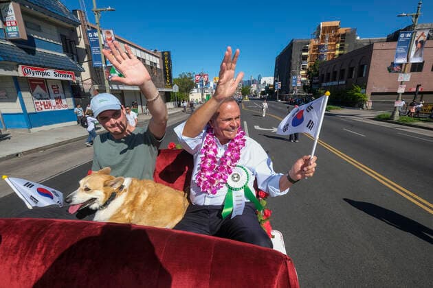 September 24, 2022, Los Angeles, California, USA: Grand marshal Los Angeles Mayoral Candidate Rick Caruso and his son Alex participate in the 49th LA Korean Festival Parade, Saturday, Sept. 24, 2022, in Los Angeles Los Angeles USA - ZUMAc68_ 20220924_zaf_c68_018 Copyright: xRingoxChiux