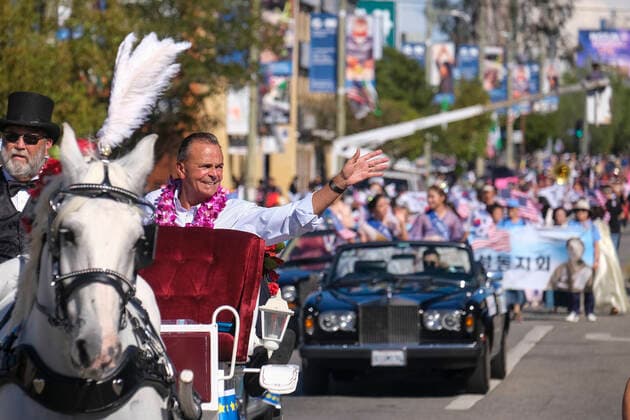 September 24, 2022, Los Angeles, California, USA: Grand marshal Los Angeles Mayoral Candidate Rick Caruso participates in the 49th LA Korean Festival Parade, Saturday, Sept. 24, 2022, in Los Angeles Los Angeles USA - ZUMAc68_ 20220924_zaf_c68_019 Copyright: xRingoxChiux