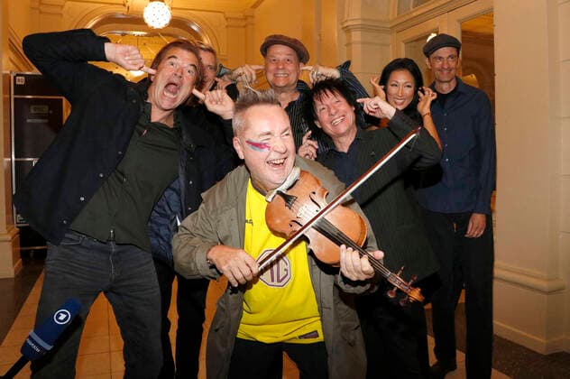 Entertainment Themen der Woche KW38 Nigel Kennedy und Die Toten Hosen mit Esther Kim bei der Verleihung vom Europäischen Kulturpreis 2022 in der Tonhalle Zürich. Zürich, 24.09.2022