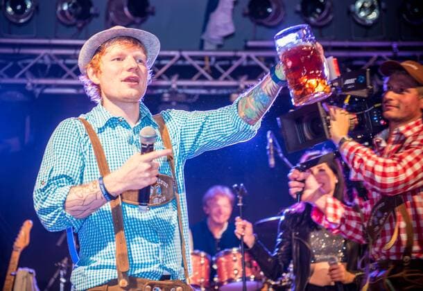 Bilder des Jahres 2022, Entertainment 09 September Entertainment Themen der Woche KW38 24.09.2022 xesx Frankfurt am Main, Frankfurter Oktoberfest Weltstar als Überraschungsgast nach seinem Konzert im Deutsche Bank Park ksm Sänger Ed Sheeran auf dem Frankfurter Oktoberfest auf und war in Partylaune und gab ein kleines Spontan-Konzert Bild zeigt Sänger Ed Sheeran ind Lederhosen