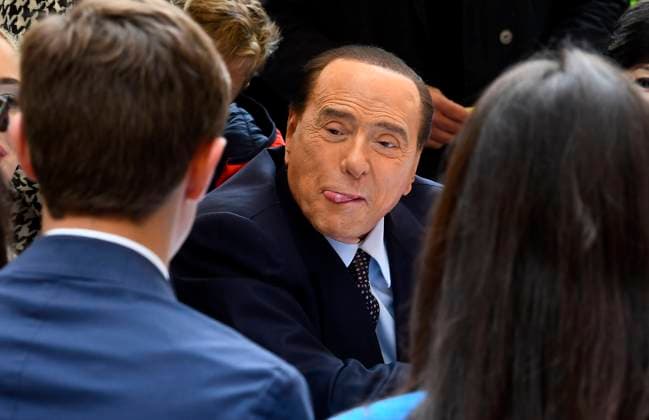 News Bilder des Tages foto IPP Mario Romano Milano 25 9 2022 Elezioni Politiche 2022 nella foto Silvio Berlusconi in una curiosa espressione con la lingua di fuori prende un aperitivo in un bar nelle vicinanze del seggio dove hanno votato Italy Photo Press - World Copyright