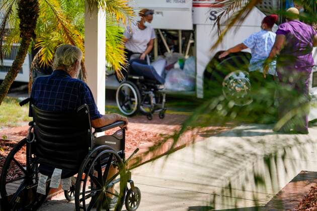 September 26, 2022, St. Petersburg, Florida, USA: Residents wait to be helped on to a waiting bus at St. Petersburg Nursing and Rehabilitation Center which is evacuating residents to their sister facility in Lakeland in preparation for the arrival of Hurricane Ian, Monday, Sept. 26, 2022 in St. Petersburg. St. Petersburg USA - ZUMAs70_ 20220926_zan_s70_039 Copyright: xMarthaxAsencio-Rhinex