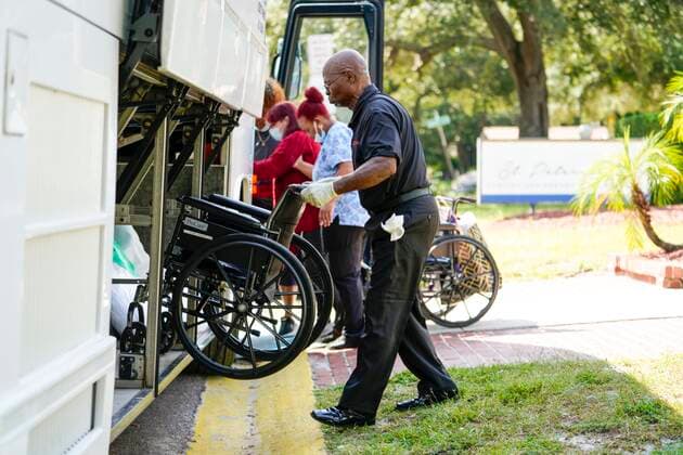 September 26, 2022, St. Petersburg, Florida, USA: Bus driver Arthur Light loads a wheelchair into the baggage compartment as St. Petersburg Nursing and Rehabilitation Center evacuates residents to their sister facility in Lakeland in preparation for the arrival of Hurricane Ian, Monday, Sept. 26, 2022 in St. Petersburg. St. Petersburg USA - ZUMAs70_ 20220926_zan_s70_040 Copyright: xMarthaxAsencio-Rhinex