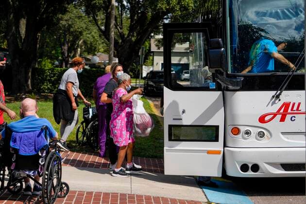 September 26, 2022, St. Petersburg, Florida, USA: St. Petersburg Nursing and Rehabilitation Center evacuates residents to their sister facility in Lakeland in preparation for the arrival of Hurricane Ian, Monday, Sept. 26, 2022 in St. Petersburg. St. Petersburg USA - ZUMAs70_ 20220926_zan_s70_037 Copyright: xMarthaxAsencio-Rhinex