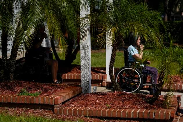 September 26, 2022, St. Petersburg, Florida, USA: Residents wait to be helped on to a waiting bus at St. Petersburg Nursing and Rehabilitation Center which is evacuating residents to their sister facility in Lakeland in preparation for the arrival of Hurricane Ian, Monday, Sept. 26, 2022 in St. Petersburg. St. Petersburg USA - ZUMAs70_ 20220926_zan_s70_038 Copyright: xMarthaxAsencio-Rhinex
