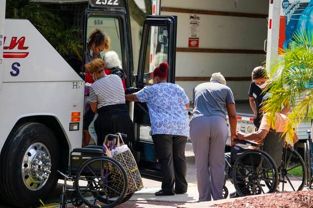 September 26, 2022, St. Petersburg, Florida, USA: St. Petersburg Nursing and Rehabilitation Center evacuates residents to their sister facility in Lakeland in preparation for the arrival of Hurricane Ian, Monday, Sept. 26, 2022 in St. Petersburg. St. Petersburg USA - ZUMAs70_ 20220926_zan_s70_041 Copyright: xMarthaxAsencio-Rhinex