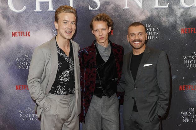 Entertainment Themen der Woche KW39 Entertainment Bilder des Tages Deutschlandpremiere Netflix von - Im Westen nichts Neues Albrecht Schuch, Felix Kammerer, Edin Hasanovic auf dem roten Teppich bei der Deutschlandpremiere Netflix von - Im Westen nichts Neues - im Kino International in Berlin. Copyright: xEventpressxGolejewskix