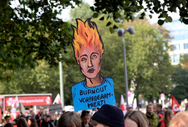 News Themen der Woche KW39 News Bilder des Tages 28 . 09 . 2022 , Berlin Mitte : Lehrerstreik in Berlin . Abschlusskundgebung vor dem Roten Rathaus . Plakat : Burnout vorprogrammiert .