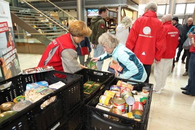 Mitarbeiter der Hamburger Tafel sammeln am Donnerstagmittag im Einkaufszentrum Europa Passage in der Hamburger Innenstadt Lebensmittelspenden und Hygieneartikel. An insgesamt drei Orten fand die Sammlung am Donnerstag statt. Die Lage bei der Hilfsorganisation hat sich seit Beginn des Ukraine-Kriegs nach eigenen Angaben deutlich verschlechtert. Grund dafür seien die gestiegenen Energiekosten sowie weniger Lebensmittelspenden. Altstadt Hamburg