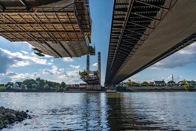 News Themen der Woche KW39 News Bilder des Tages Neubau der Autobahnbrücke Neuenkamp der A40, über den Rhein bei Duisburg, Freivorbaumontage des Hauptbrückenfeldes, Parallel zur existierenden Brücke wird die neue Brücke gebaut, die alte abgerissen und eine zweite gebaut, NRW, Deutschland Autobahn Neubau Neunkamp