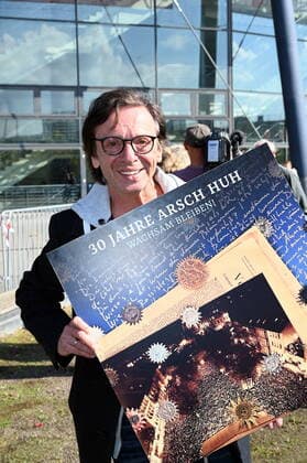 Musiker Purple Schulz posiert mit Plattencover bei der Pressekonferenz zur Veranstaltung 30 Jahre Arsch Huh die dieses Jahr am 10.11. in der Lanxess Arena stattfindet. Arsch huh, (Kölsch für Arsch hoch) ist eine Initiative, die 1992 von Musikern und Musikerinnen gegründet wurde. sie engagiert sich gegen Neonazis, Rassismus und Ausgrenzung und für eine solidarische Stadtgesellschaft.