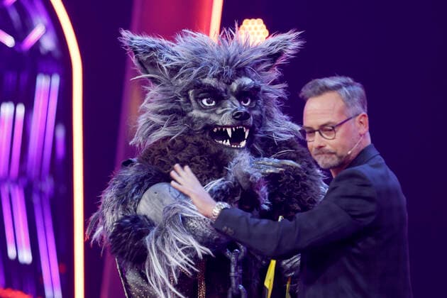 Bilder des Jahres 2022, Entertainment 10 Oktober Entertainment Themen der Woche KW39 Moderator Matthias Opdenhövel neben dem Kostüm Der Werwolf in der 1. Live Show der 7. Staffel The Masked Singer 2022 in den MMC Studios Köln-Ossendorf. Köln, 01.10.2022 NRW Deutschland Copyright: xChristophxHardtx