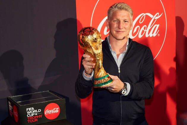 Bilder des Jahres 2022, Entertainment 10 Oktober Entertainment Themen der Woche KW39 Entertainment Bilder des Tages FIFA World Cupâ ¢ Trophy Tour by COCA-COLA Bastian Schweinsteiger bei der FIFA World Cupâ ¢ Trophy Tour by COCA-COLA in Berlin Copyright: xEventpressxRadkex