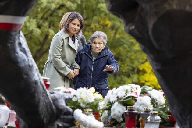 Bilder des Jahres 2022, News 10 Oktober News Themen der Woche KW40 News Bilder des Tages Annalena Baerbock (Buendnis 90 Die Gruenen), Bundesaussenministerin, besucht den Friedhof fuer die Aufstaendigen von Warschau. Hier mit der Ueberlebenden Wanda Traczyk-Stawska. Warschau Polen