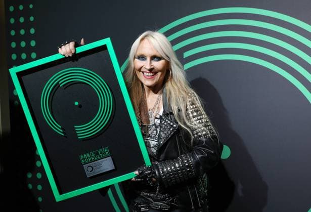Bilder des Jahres 2022, Entertainment 10 Oktober Entertainment Themen der Woche KW40 04.10.2022, Berlin - Deutschland. Preis für Popkultur, Event im Admiralspalast. Doro Pesch bekommt den Preis für ihr Lebenswerk.