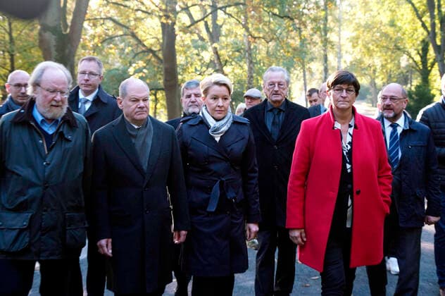 Bilder des Jahres 2022, News 10 Oktober News Themen der Woche KW40 News Bilder des Tages Wolfgang Thierse, Olaf Scholz, Franziska Giffey, Peter Brandt, Saskia Esken und Martin Schulz bei der Kranzniederlegung am Grab des ehemaligen Regierenden Bürgermeisters und Bundeskanzlers Willy Brandt aus Anlass des 30. Todestages auf dem Waldfriedhof Zehlendorf. Berlin, 08.10.2022