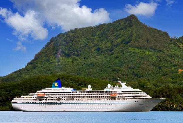 Das Kreuzgfahrtschiff MS Amadea im Hafen von Huahine, Südsee, Französisch Polynesien, Inseln unter dem Winde, McPKST McP_KST_2023_027316
