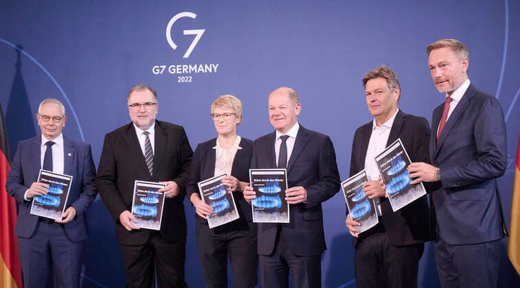 Bilder des Jahres 2022, News 10 Oktober News Themen der Woche KW41 News Bilder des Tages Berlin, Übergabe des Vorschlags der Unabhängigen Kommission Erdgas und Wärme an Scholz, Lindner und Habeck Übergabe des Vorschlags der Unabhängigen Kommission Erdgas und Wärme an Olaf Scholz (Bundeskanzler, SPD), Christian Lindner (Bundesminister der Finanzen, Vizekanzler, FDP) und Robert Habeck (Bundesminister für Wirtschaft und Klimaschutz, Vizekanzler, Bündnis 90 Die Grünen) am 10.10.2022 in Berlin. Berlin Berlin Deutschland
