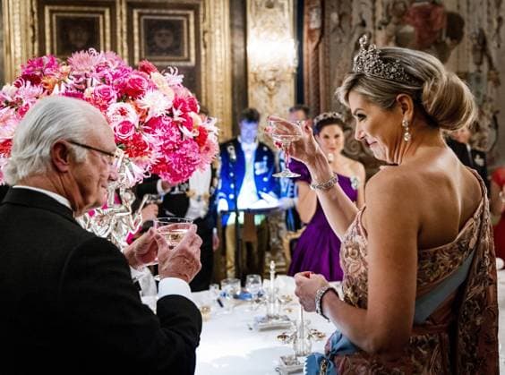 2022-10-11 21:50:52 STOCKHOLM - Queen Maxima toasts with King Carl XVI Gustaf during the state banquet in the royal palace during a three-day state visit from the Netherlands to Sweden. During the state banquet, both heads of state gave speeches. ANP POOL REMKO DE WAAL netherlands out - belgium out