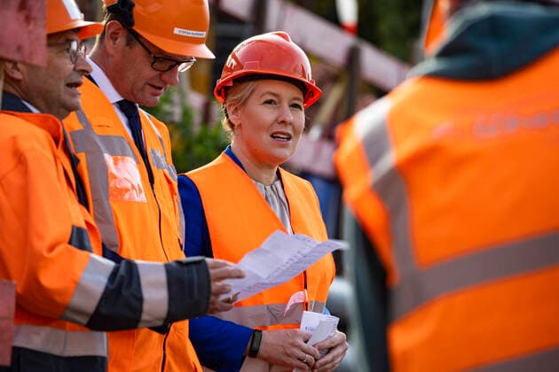 Bilder des Jahres 2022, News 10 Oktober News Themen der Woche KW41 Die Regierende Buergermeisterin Franziska Giffey (C)waehrend der Taufe der Tunnelvortriebsmaschine für den Ersatzbau der Kabeldiagonale in Berlin am 13. Oktober 2022. Taufe der Tunnelvortriebsmaschine für den Ersatzbau der Kabeldiagonale Berlin