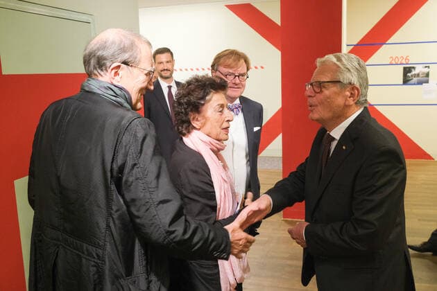 Ex Bundespräsident Joachim Gauck begrüsst Lea Rosh und Olaf Lemke bei der Auftaktveranstaltung Exilmuseum Werkstatt für neue Räumlichkeiten der Stiftung zur Vorbereitung des für 2026 geplanten Exilmuseum. Berlin, Fasanenstraße am 14.10.22 in Berlin Joachim Gauck und Herta Müller bei Eröffnung Exilmuseum Werkstatt in Berlin
