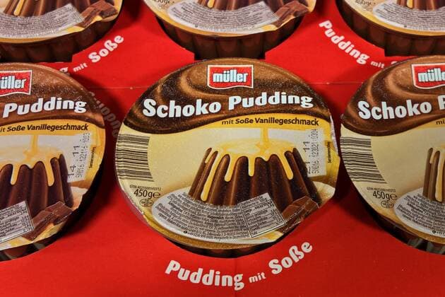 Mueller Schoko Pudding, Molkerei-Produkt der Unternehmensgruppe Theo Mueller im Supermarkt