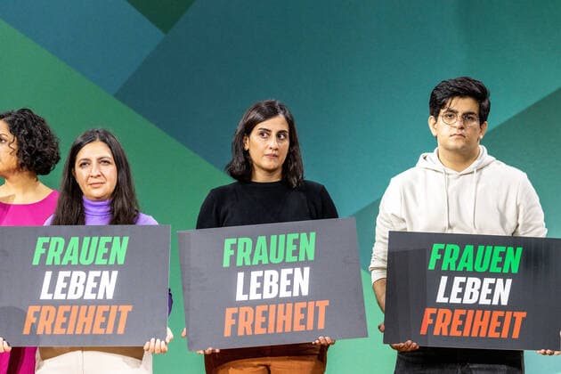 Bilder des Jahres 2022, News 10 Oktober News Themen der Woche KW41 Bewegende Aktion zur Solidarität der kämpfenden Frauen bei den Protesten im Iran - Der Parteitag von Bündnis 90 Die Grünen im WCCB in Bonn ist die 48. Bundesdelegiertenkonferenz BDK der Partei. Nach drei digitalen Parteitagen gibt es nun wieder ein Treffen in Präsenz. 15.10.2022 Bonn Gronau NRW Deutschland